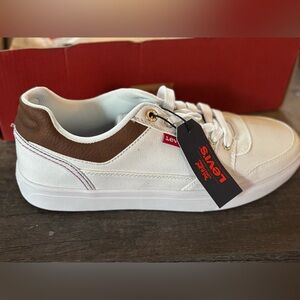 Low-top silhouette
Foam footbed for all day comfort
Durable rubber outsole
Laces